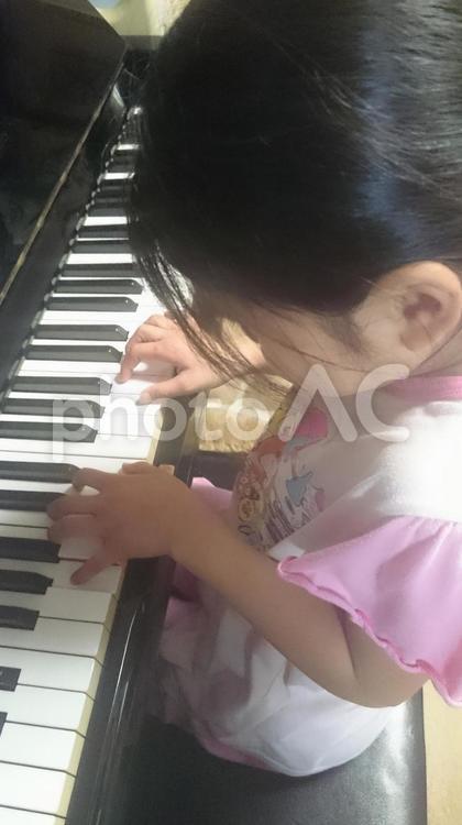 ピアノを弾く小さい子 キーボード,シンセサイザー,ジャズの写真素材
