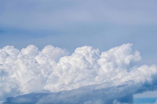 夏空に立ち昇る白い入道雲 夏空に立ち昇る白い入道雲の写真