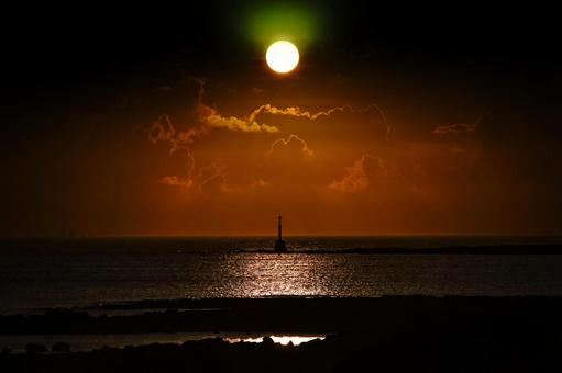 <素材>海に沈む夕日と沖の灯台の風景 <素材>海に沈む夕日と沖の灯台の風景の写真