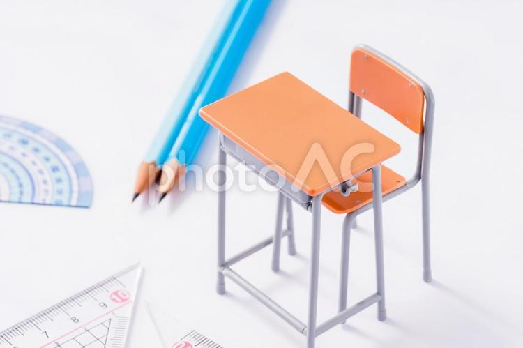 机と鉛筆。学校、塾、習い事、新学期 文房具,机,鉛筆の写真素材