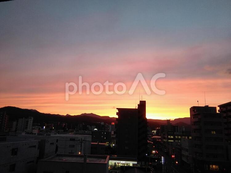 都会の夕焼け 日暮れ,夕焼け,黄色の写真素材