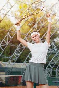 勝利を喜ぶ女性アスリート　日差し 女性,外国人,テニスの写真素材