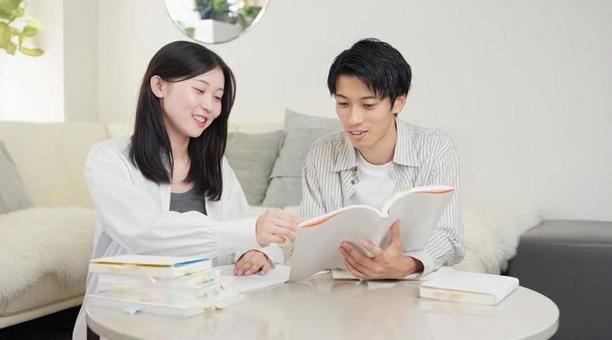 勉強を教えあうアジア人の男女 女性,男性,学生の写真素材