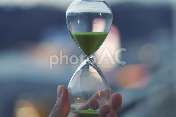 ガラスの砂時計とぼかし背景 砂時計,砂,時間の写真素材