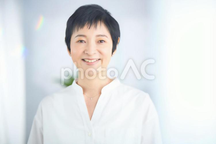 画面中央でカメラ目線のショートカットの女性 女性,日本人,50代の写真素材