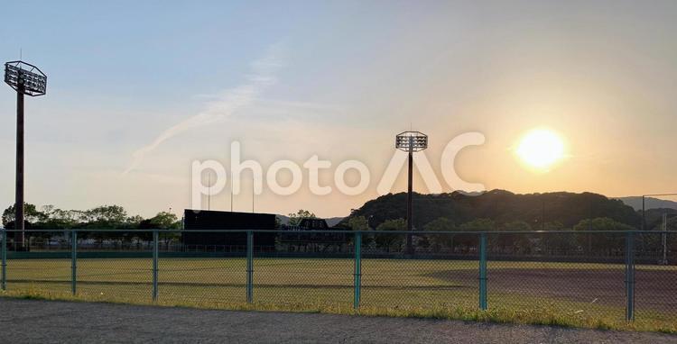 野球場(夕暮れ) 野球場,夕暮れ,風景の写真素材