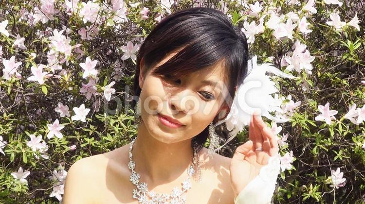 ウエディングドレスを着た女性 125 人物,20代,笑顔の写真素材