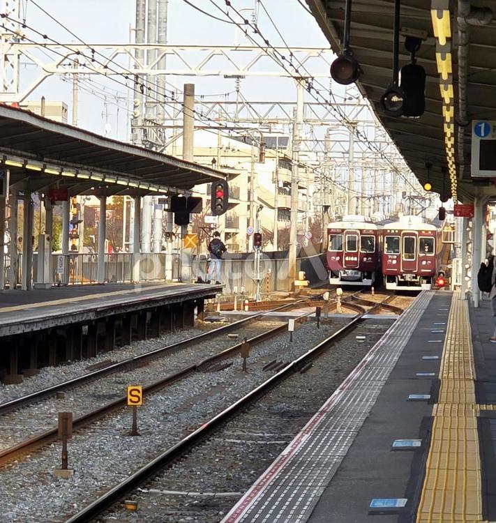 阪急塚口駅 伊丹線待機車両と西行車両 阪急,神戸線,塚口駅の写真素材