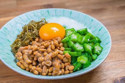 卵黄をのせたネバネバ丼 卵黄をのせたネバネバ丼 ネバネバ丼,納豆,オクラの写真素材