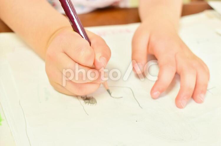 お絵描きをする子供の手 子供,手,可愛いの写真素材