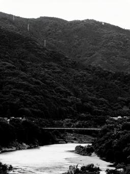 徳島県-吉野川-美濃田大橋-白黒 徳島県-吉野川-美濃田大橋-白黒の写真