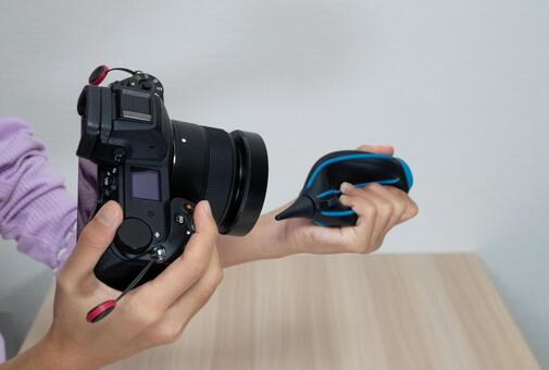 カメラとブロワーでセンサーをクリーニング カメラ,ミラーレス一眼,メンテナンスの写真素材