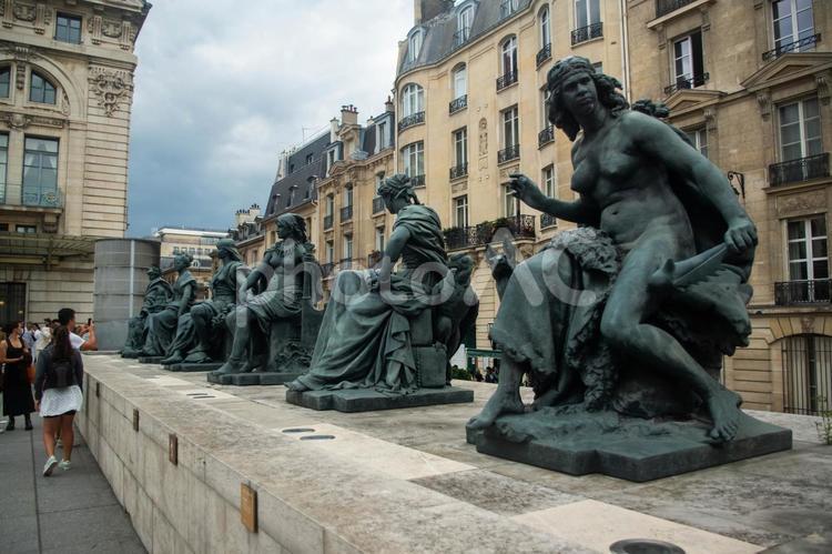 オルセー美術館前の銅像 パリ,フランス,オルセー美術館の写真素材