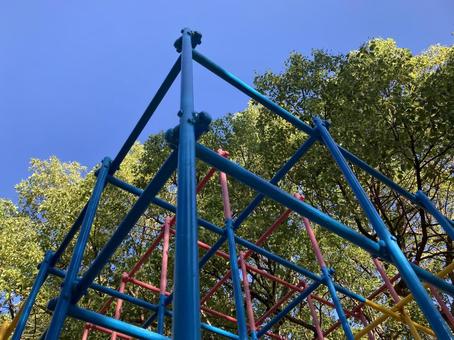ジャングルジムと夏の空 ジャングルジムと夏の空 ジャングルジム,スポーツ,夏の写真素材
