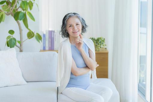スキンケアをするシニア女性 スキンケアをするシニア女性 美容,シニア,笑顔の写真素材