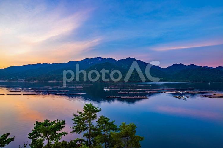 広島県　朝焼けに染まる宮島 宮島,島,空の写真素材