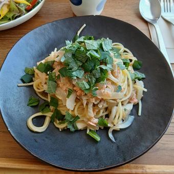 鮭ときのこのパスタとサラダ3 パスタ,麺類,ランチの写真素材