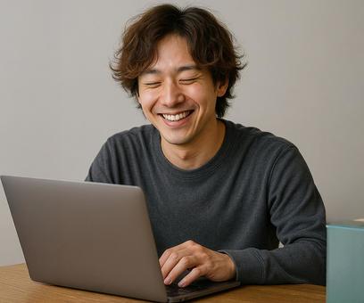 フリーランス風男性が自宅で仕事 フリーランス風男性が自宅で仕事の写真
