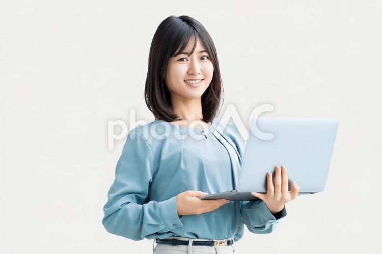 パソコンを持つ女性・ビジネスウーマン 女性,ビジネス,笑顔の写真素材