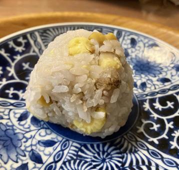 栗ごはんのおにぎりの写真