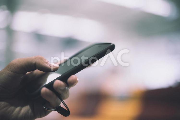 	スマホを使用する人 ビジネス,スマホ,スマートフォンの写真素材