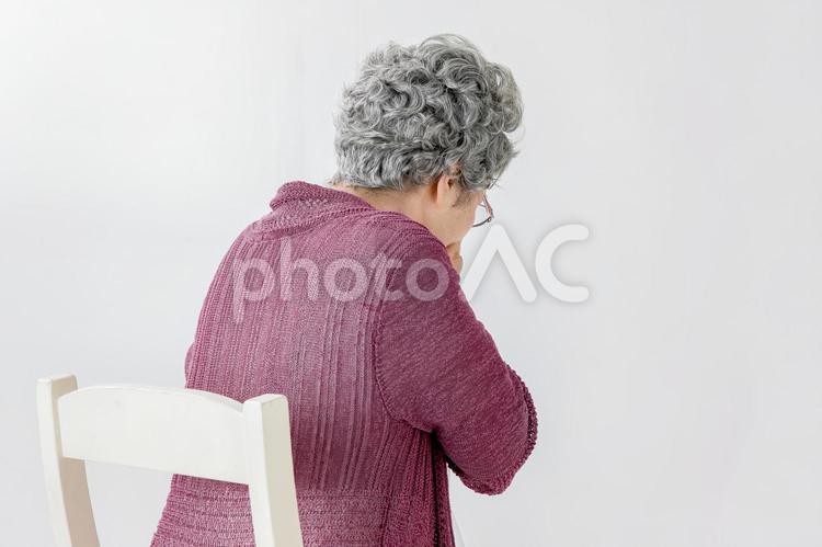 体調不良の高齢者の後ろ姿 高齢者,吐き気,副作用の写真素材
