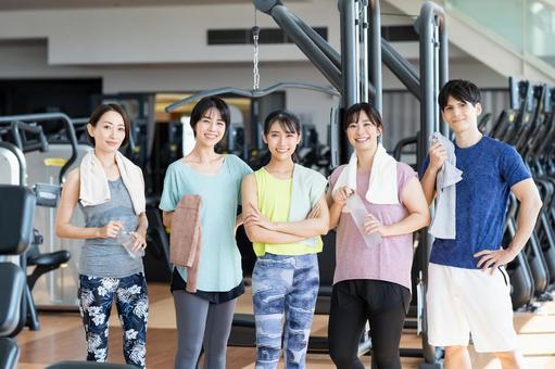 ジムでトレーニングする人々 ジム,フィットネス,トレーニングの写真素材