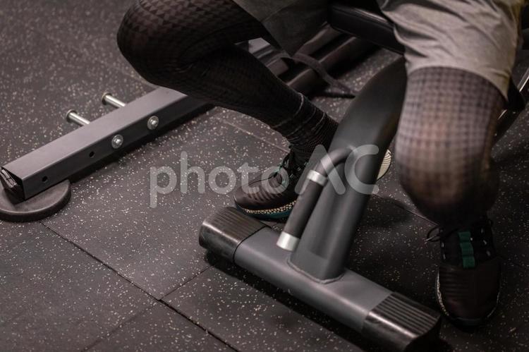 スポーツジムで鍛える男性 スポーツジム,男性,スニーカーの写真素材