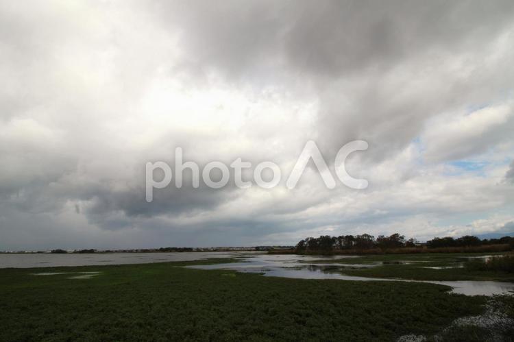 湖と曇り空3 曇り,湖,雄大の写真素材