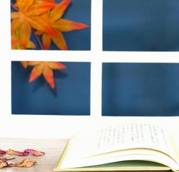 窓辺、読書の秋 本,窓,紅葉の写真素材
