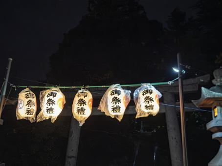 神社を照らす秋夜の灯 神社を照らす秋夜の灯の写真