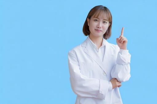 指差す女性医師 指差す女性医師 医師,女医,看護士の写真素材
