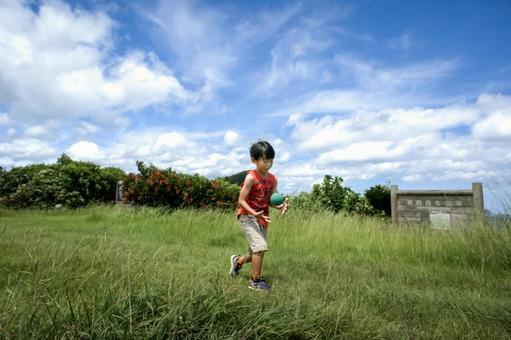 <素材>公園でキャッチボールをする男の子 <素材>公園でキャッチボールをする男の子 子供,男性,人物の写真素材
