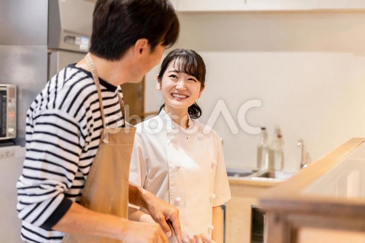 厨房で調理・盛り付けするスタッフ シェフ,コック,調理師の写真素材