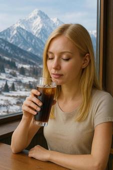 アイスコーヒーを飲むウクライナ出身の女性 アイスコーヒーを飲むウクライナ出身の女性の写真