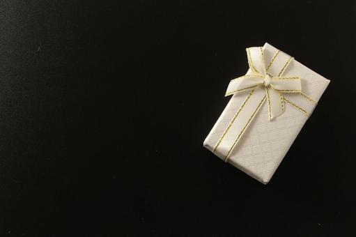 白いリボンのプレゼント 白いリボンのプレゼントの写真