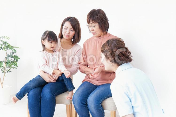 家族で検診を受ける子供 予防接種,シングルマザー,小さいの写真素材