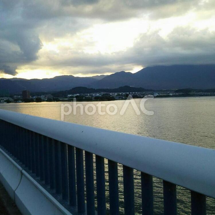 琵琶湖大橋から見た比叡山 水域,風景,橋の写真素材