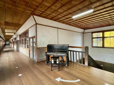 廃校のピアノ ピアノ,鍵盤,古いの写真素材