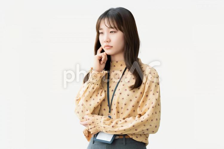 考えごとをする女性・ビジネスウーマン 女性,考える,悩むの写真素材