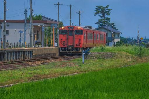 A local train blends into the rural scenery under the summer sky, JPG A local train blends into the rural scenery under the summer sky, JPG