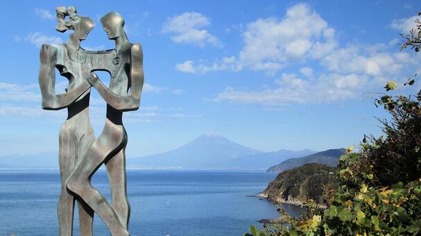 恋人岬のアモーレ像と晩秋の富士山 恋人岬,アモーレ像,展望デッキの写真素材
