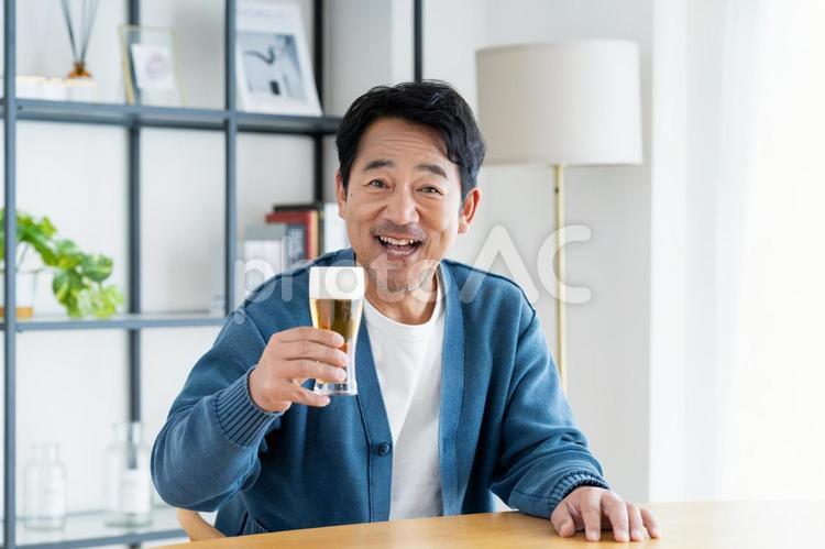 ビールを飲むミドルの男性 ビール,アルコール,飲み物の写真素材