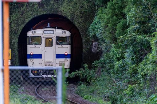 内海駅からトンネルへ消えるキハ47 内海駅からトンネルへ消えるキハ47の写真