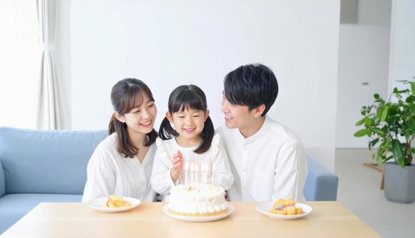 家族で子どもの誕生日を祝う 家族で子どもの誕生日を祝うの写真