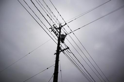 見上げた空に電柱と電線 見上げた空に電柱と電線の写真