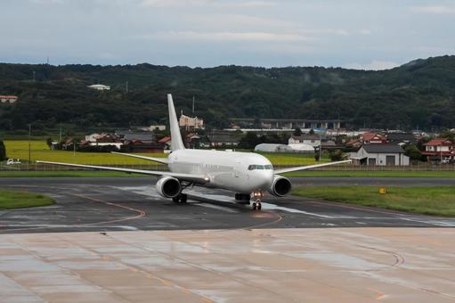 雨上がりの空に包まれる出雲空港 雨上がりの空に包まれる出雲空港の写真