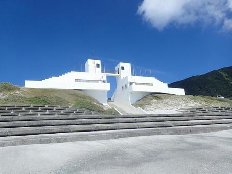 新島の白い建物の写真