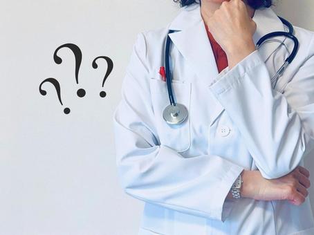 悩み中の女性医師 悩む,女医,考え中の写真素材