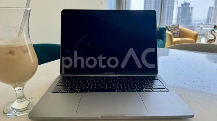ノートパソコンとアイスカフェラテ ノートパソコン,ビジネス,デスクワークの写真素材